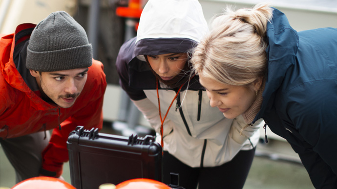 Studenter foran teknisk instrument p? feltarbeid i Oslofjorden