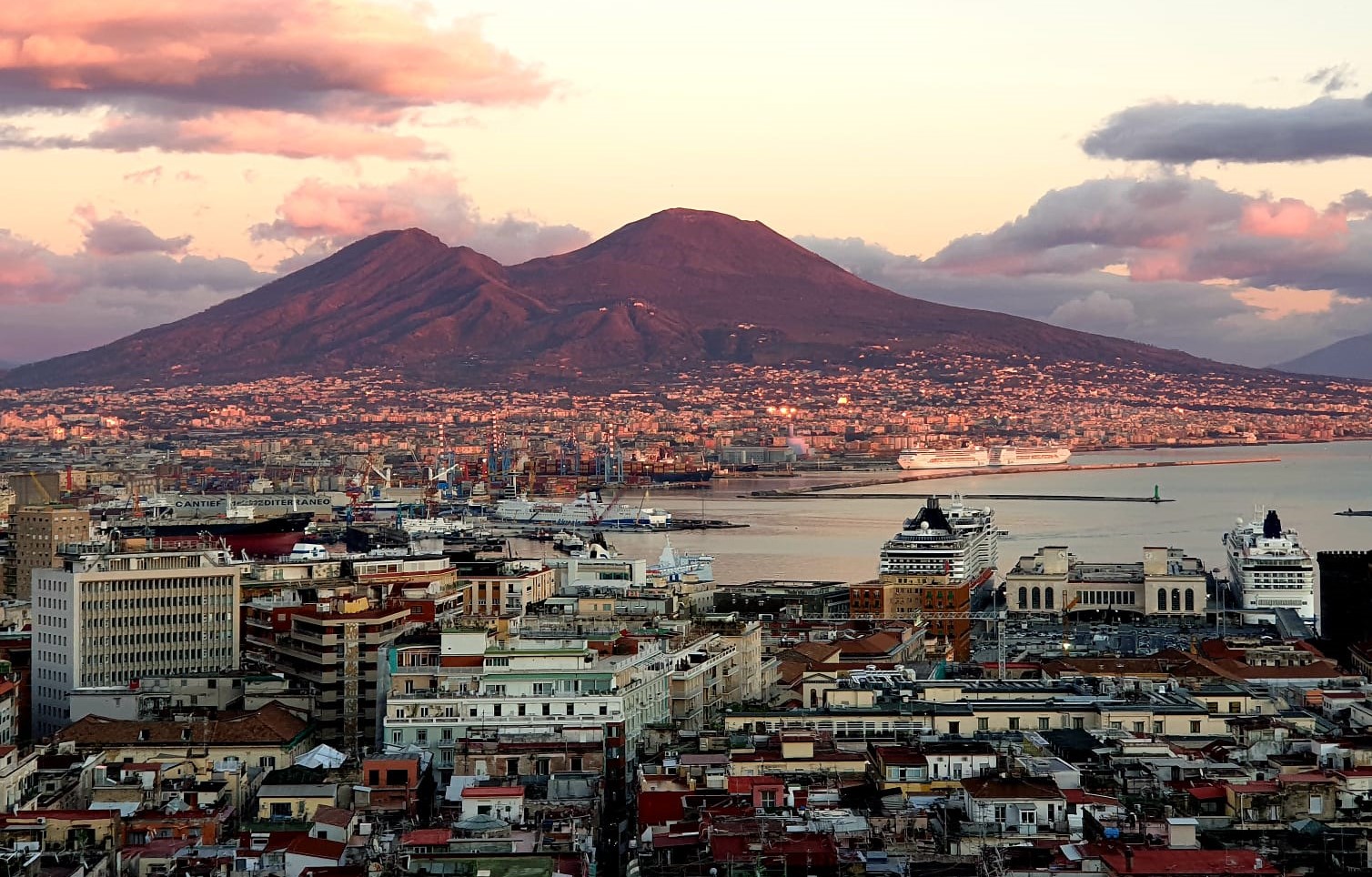 Bildet viser Napoli med Vesuv i bakgrunnen
